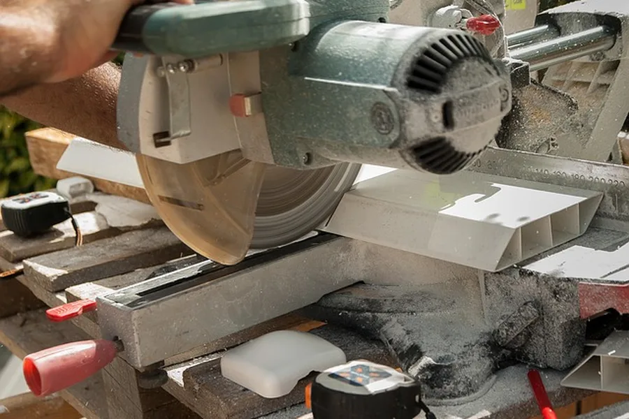 Circular saw ripping a board along the grain with the waste side supported separately Circular saw ripping a board along the grain with the waste side supported separately