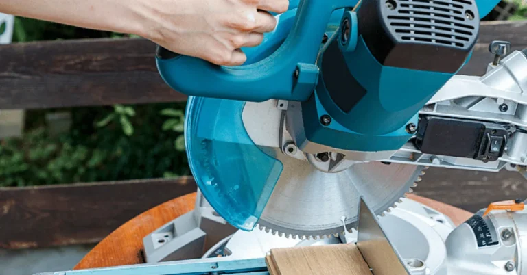 How to Cut Crown Molding With a Miter Saw
