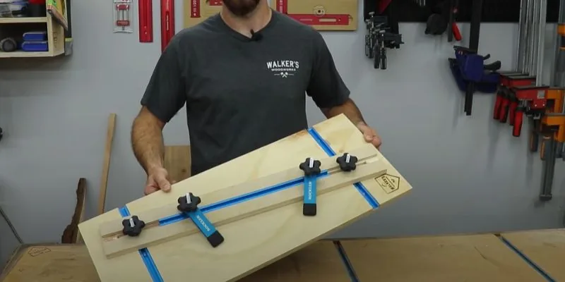 Tapering jig mounted in table saw miter slot