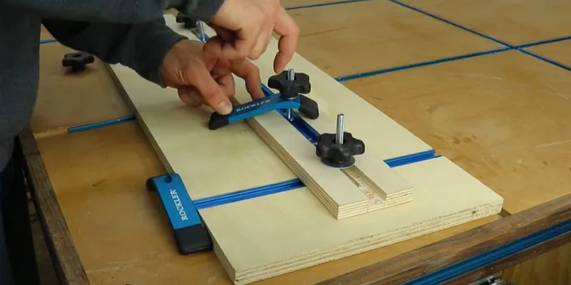 Cutting a tapered leg with a table saw tapering jig