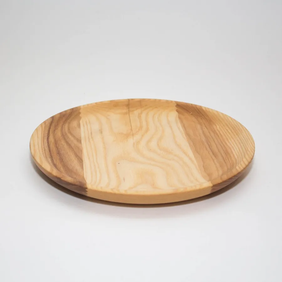 Close-up of the grain pattern on a turned wooden plate