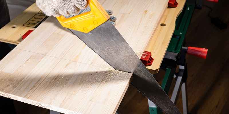 How to Cut 45 Degree Angle With Hand Saw