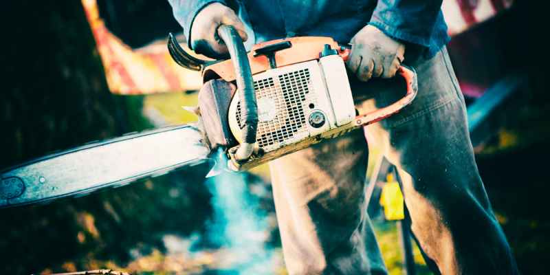 How Do You Start a Poulan Chainsaw