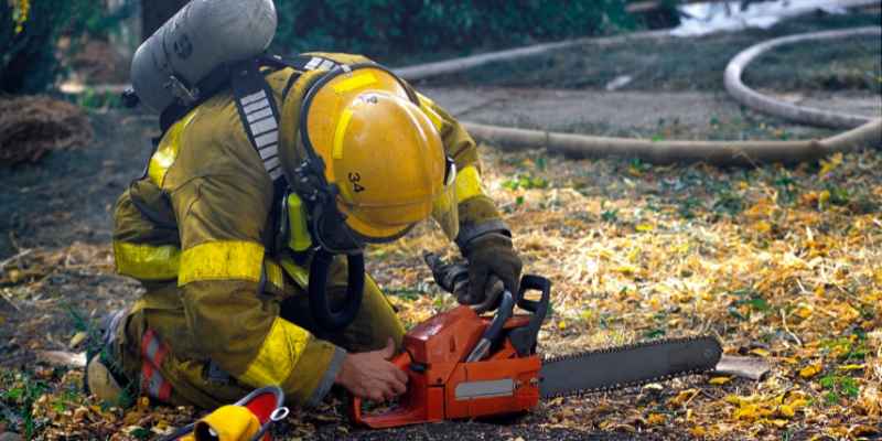 How Tight Should a Chainsaw Be