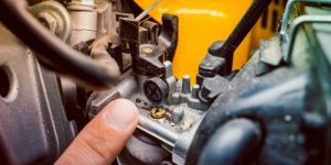 How to Adjust a Chainsaw Carburetor from Scratch