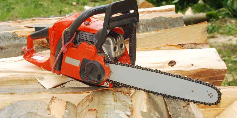 How to Tighten a Chain on a Husqvarna Chainsaw