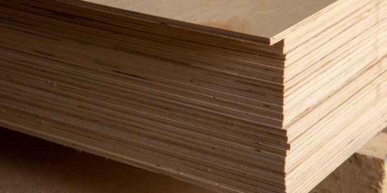 Cross-section edge of stacked plywood showing alternating cross-grain veneer layers