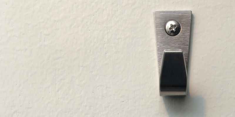 What Nails to Use for Sawtooth Hangers