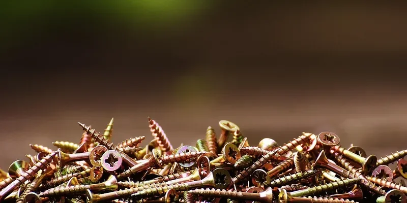 Pile of countersunk wood screws in assorted lengths Pile of countersunk wood screws in assorted lengths