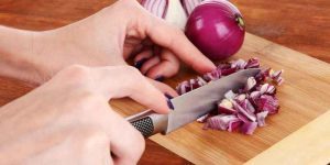 How to Get Onion Smell Out of Wood Cutting Board