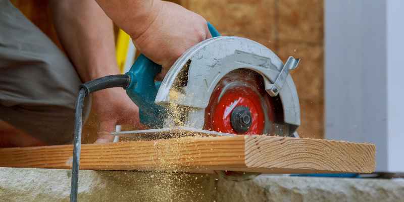 How to Operate a Circular Saw