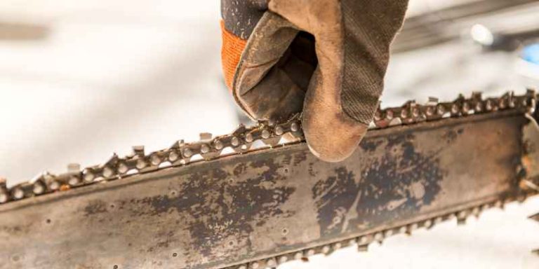 How to Tighten a Chainsaw Chain Safely