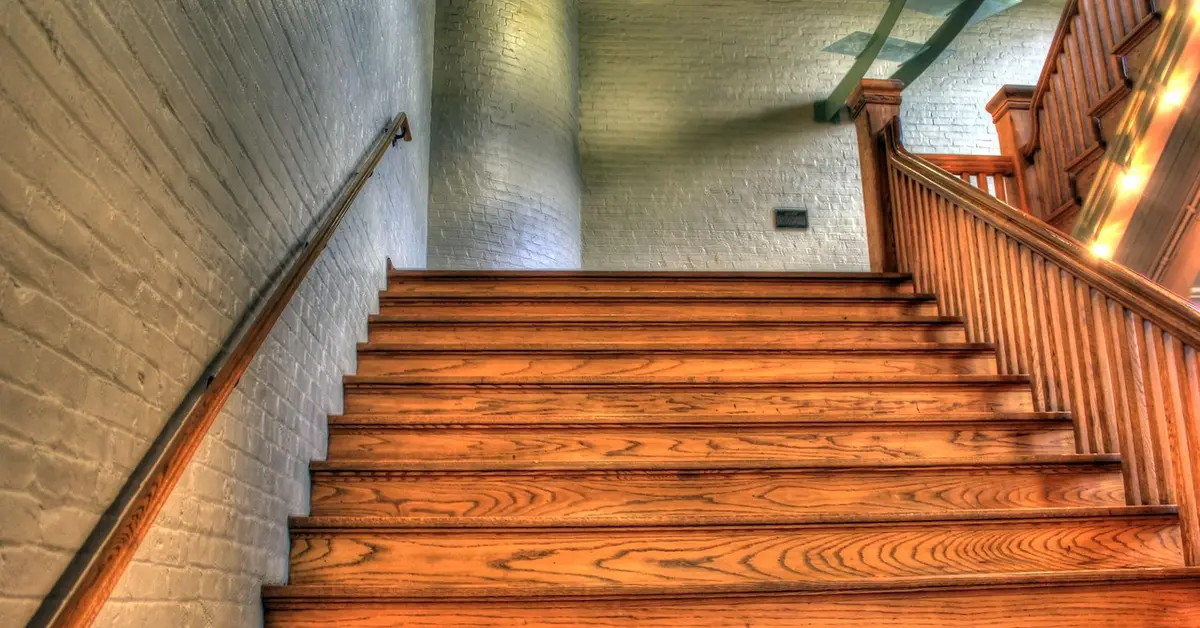 Wooden staircase with spindles and handrail, UK spindle spacing calculator