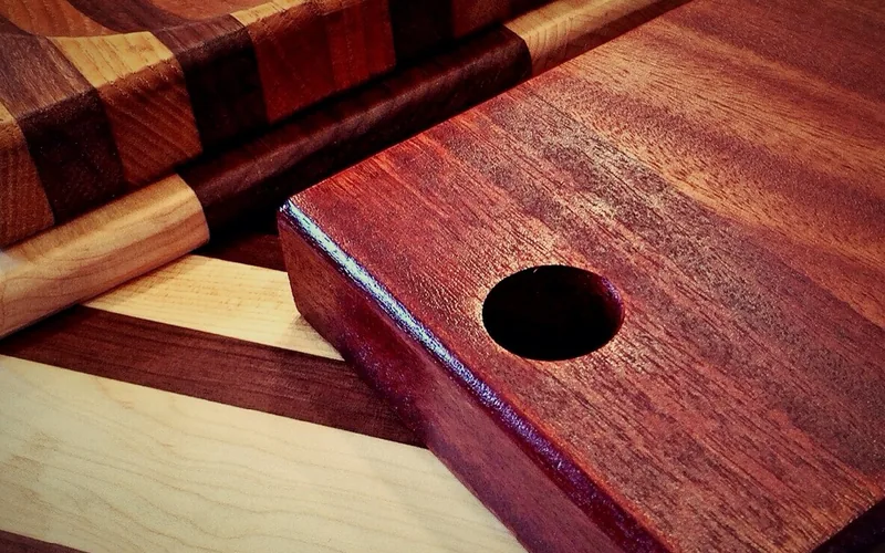 hardwood cutting board showing contrasting streaked wood grain patterns