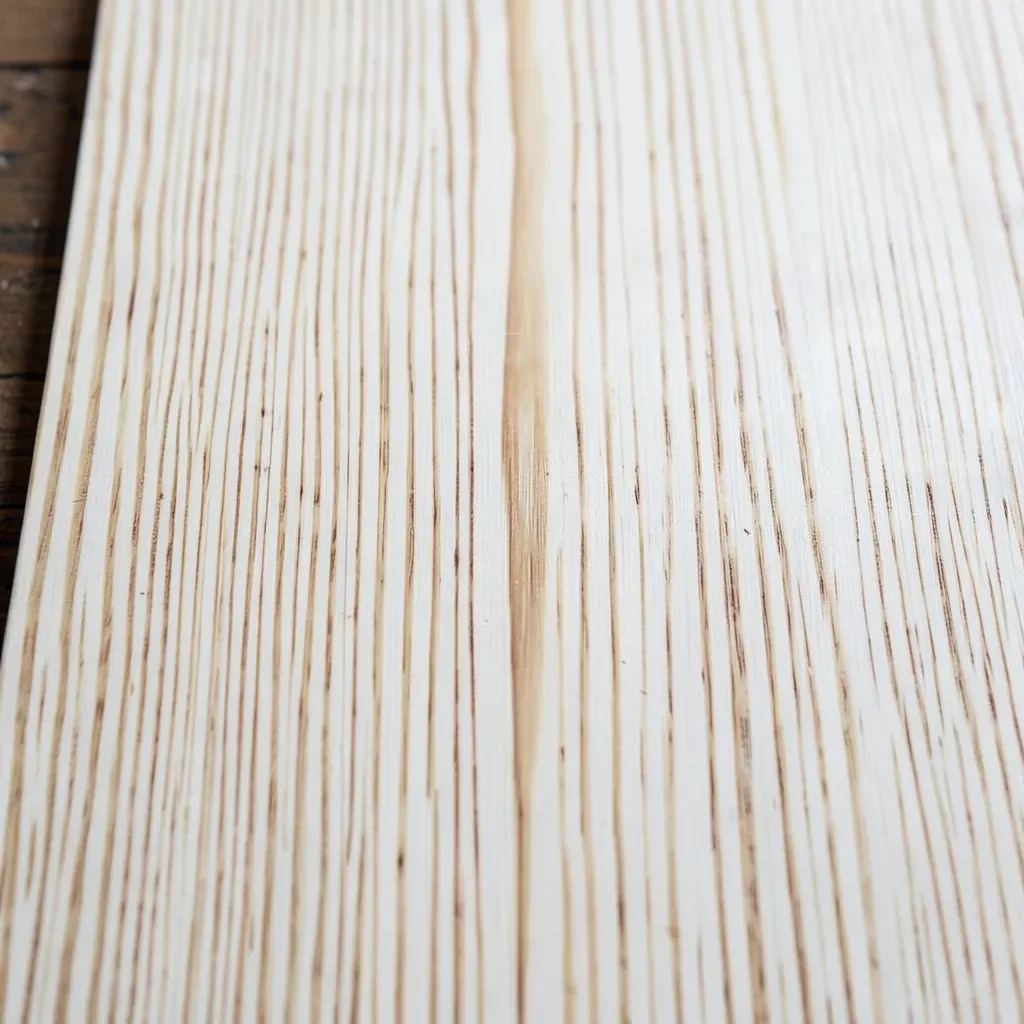 close-up of quarter sawn oak plywood showing straight grain and ray fleck pattern