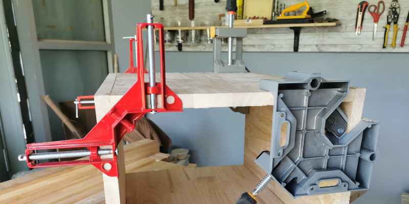How to Clamp Wood at 45 Degree Angle