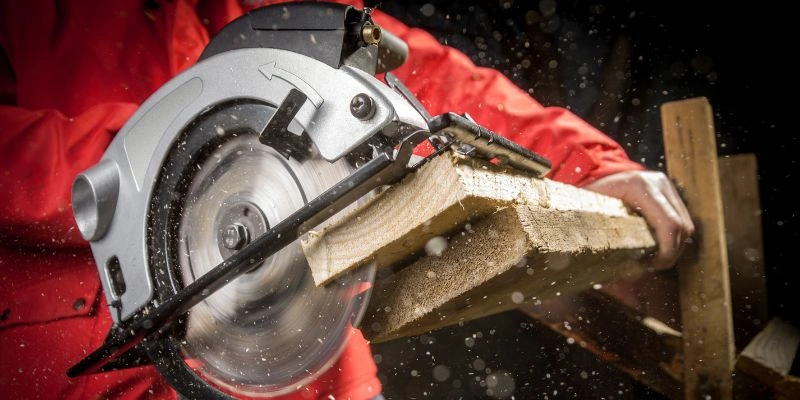 Which Way Does a Circular Saw Spin