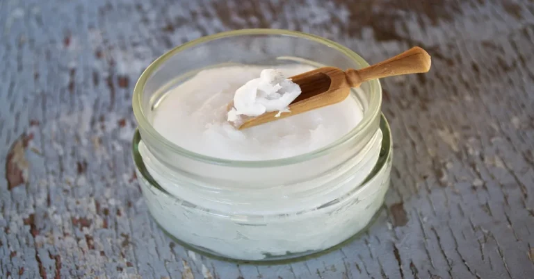 Conditioning a wooden spoon with oil rather than soaking it in water