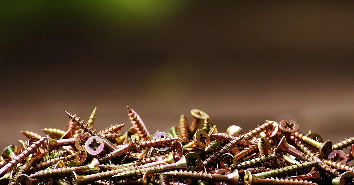 Close-up of zinc-plated fine thread wood screws showing shallow thread pitch used for hardwood