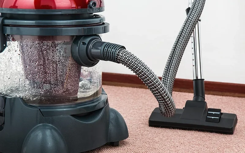 wet/dry shop vacuum with clear canister and hose attached wet/dry shop vacuum with clear canister and hose attached