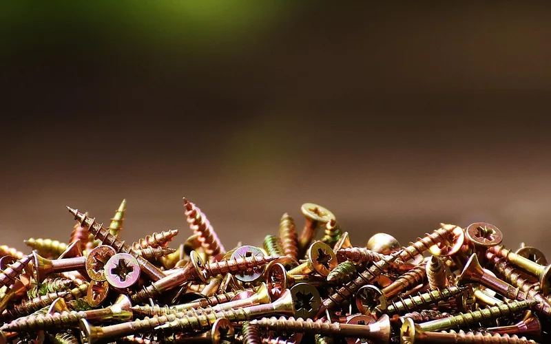 close-up pile of assorted wood screws showing different gauges and thread patterns close-up pile of assorted wood screws showing different gauges and thread patterns