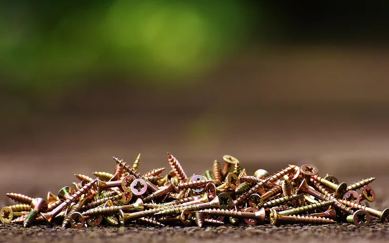 A pile of wood screws of different lengths