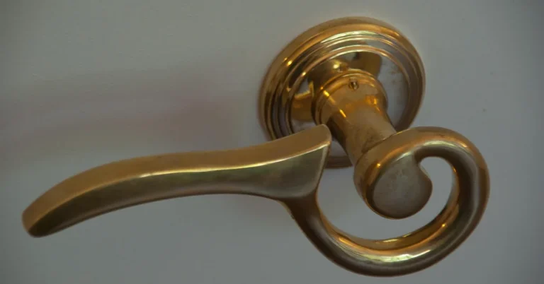 Doorknob Set Screw: Sizes, Reverse-Thread Trap & Stripped Fix