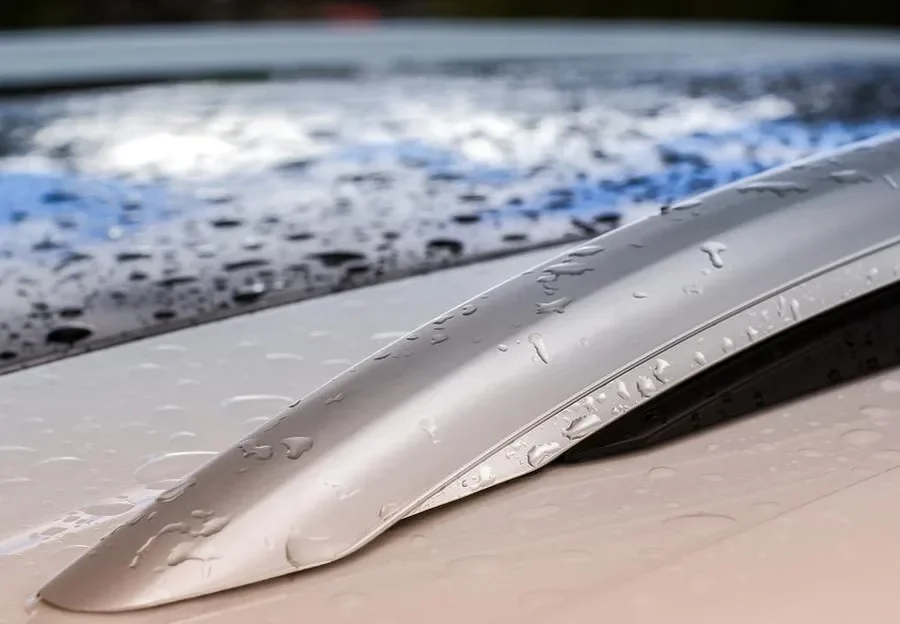 Aluminum roof rail on a car roof