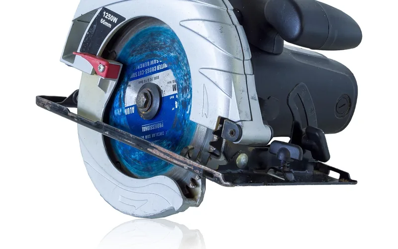 sidewinder-style circular saw with the motor mounted directly beside the blade sidewinder-style circular saw with the motor mounted directly beside the blade