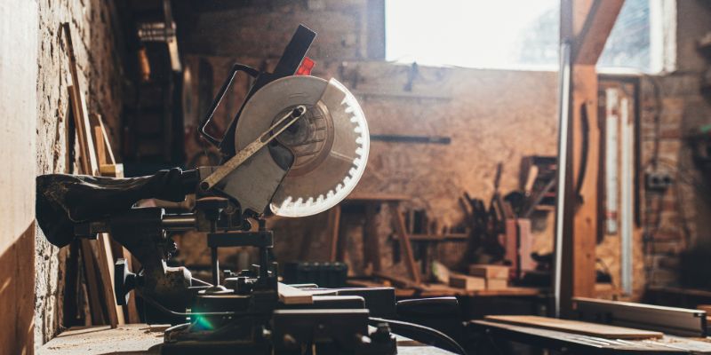 Key Features of DeWalt Battery-Powered Miter Saws