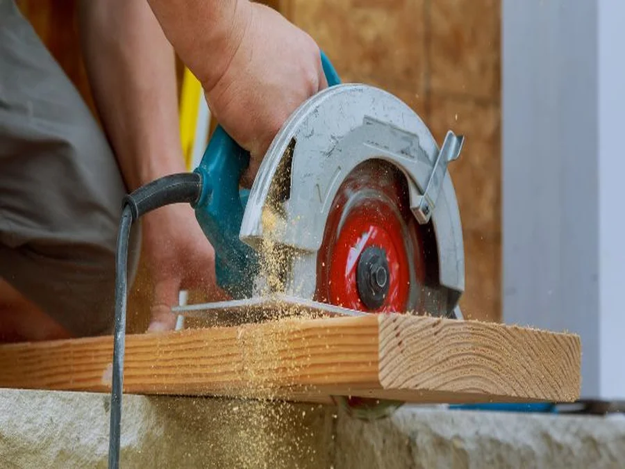 Using the Hyper Tough 7-1/4 circular saw on plywood
