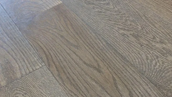 Finished oak plank floor with an even satin sheen