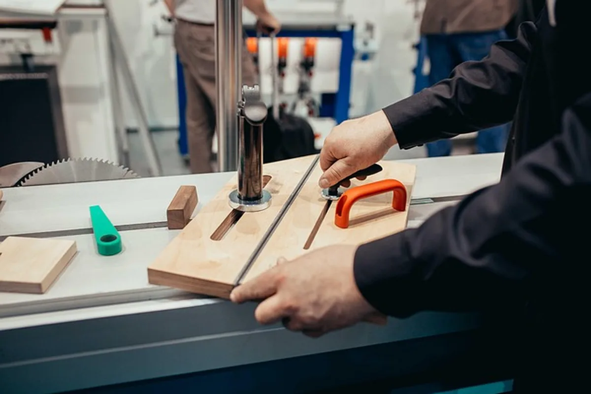 Choosing the right electric wood-cutting tool on a workshop bench with a circular saw blade and measuring tools visible Choosing the right electric wood-cutting tool on a workshop bench with a circular saw blade and measuring tools visible