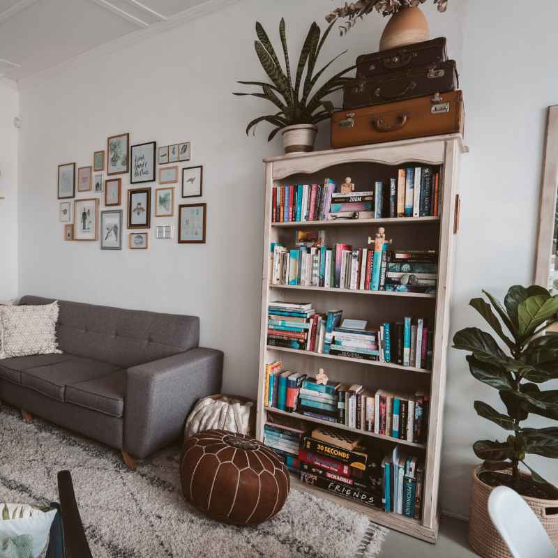 What Are Built-In Bookshelves?