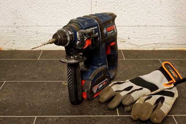 Rechargeable power tool battery charge level indicator