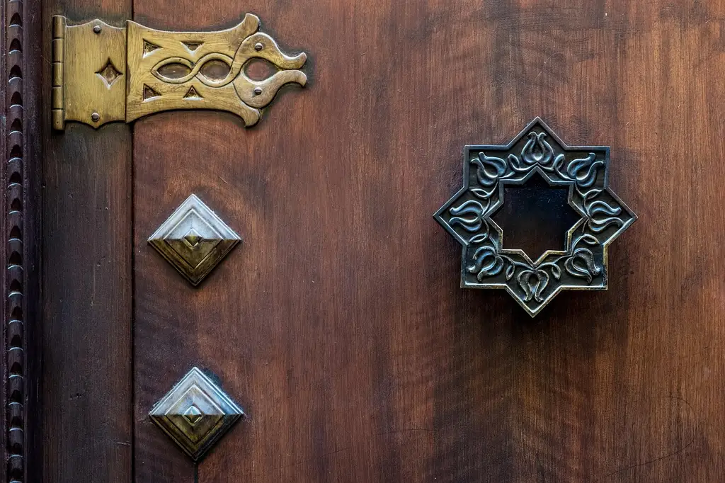 What size hinge for cabinet door construction?