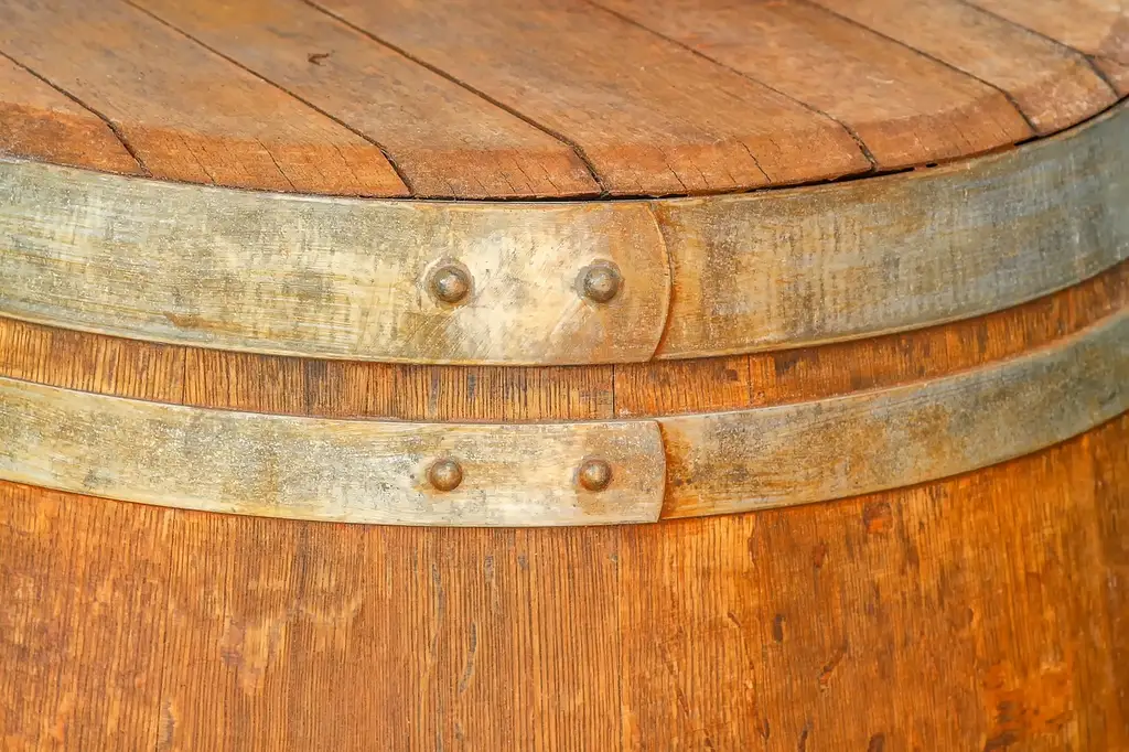 Can you glue wood to galvanized metal?