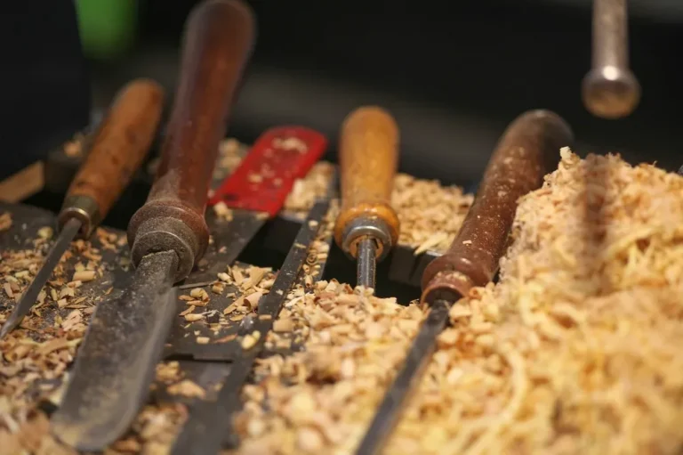 How to Carve Wood: Beginner Tools, Wood & Safe Cuts