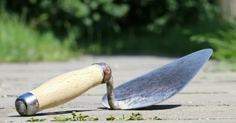 Putty knife tool used for applying and smoothing spackling or painter's putty