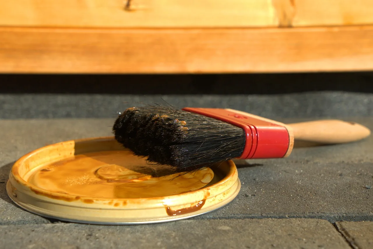 What makes trim paint work with oak floors?