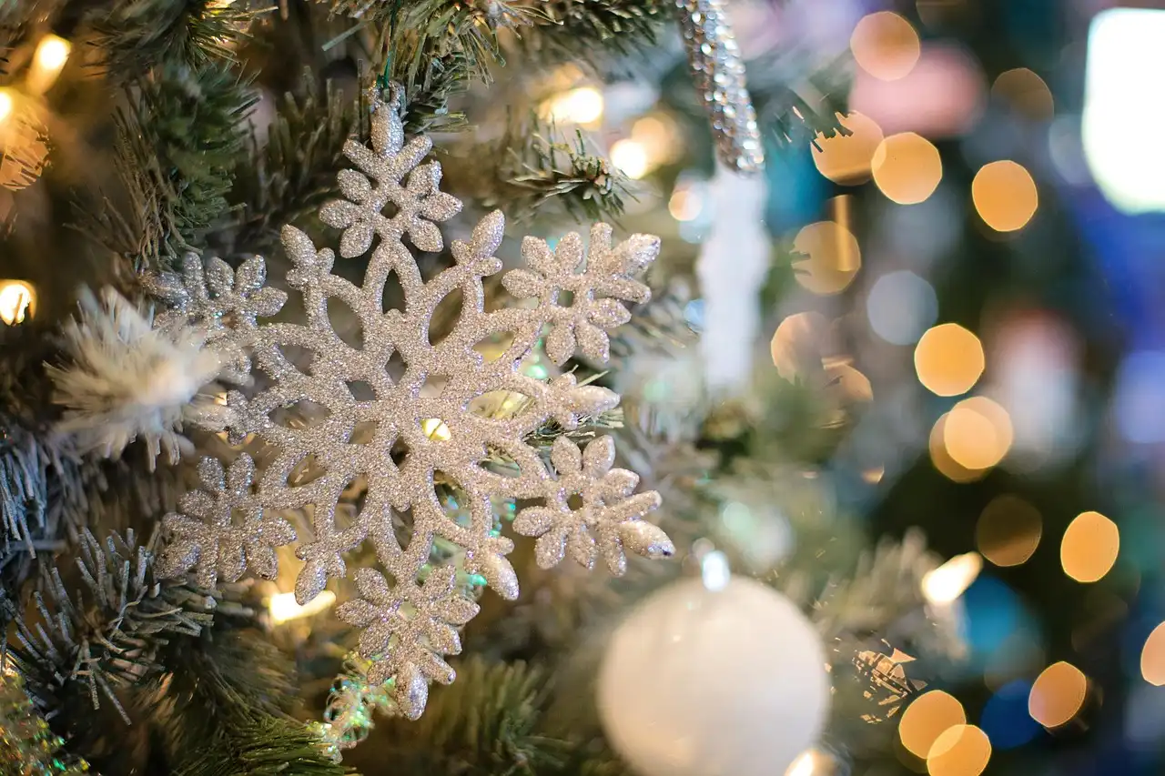 How do you decorate a wooden snowflake so it looks rustic or painted?